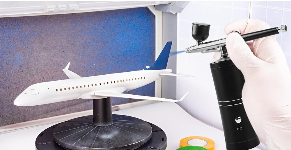 Aérographe portatif utilisé pour appliquer une fine couche de peinture sur une maquette