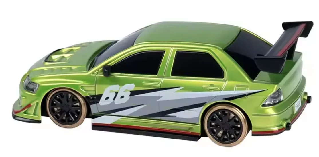 Turbo Racing C66 verte vue de profil : berline de drift à l’échelle 1/76 avec aileron, jantes larges et bas de caisse