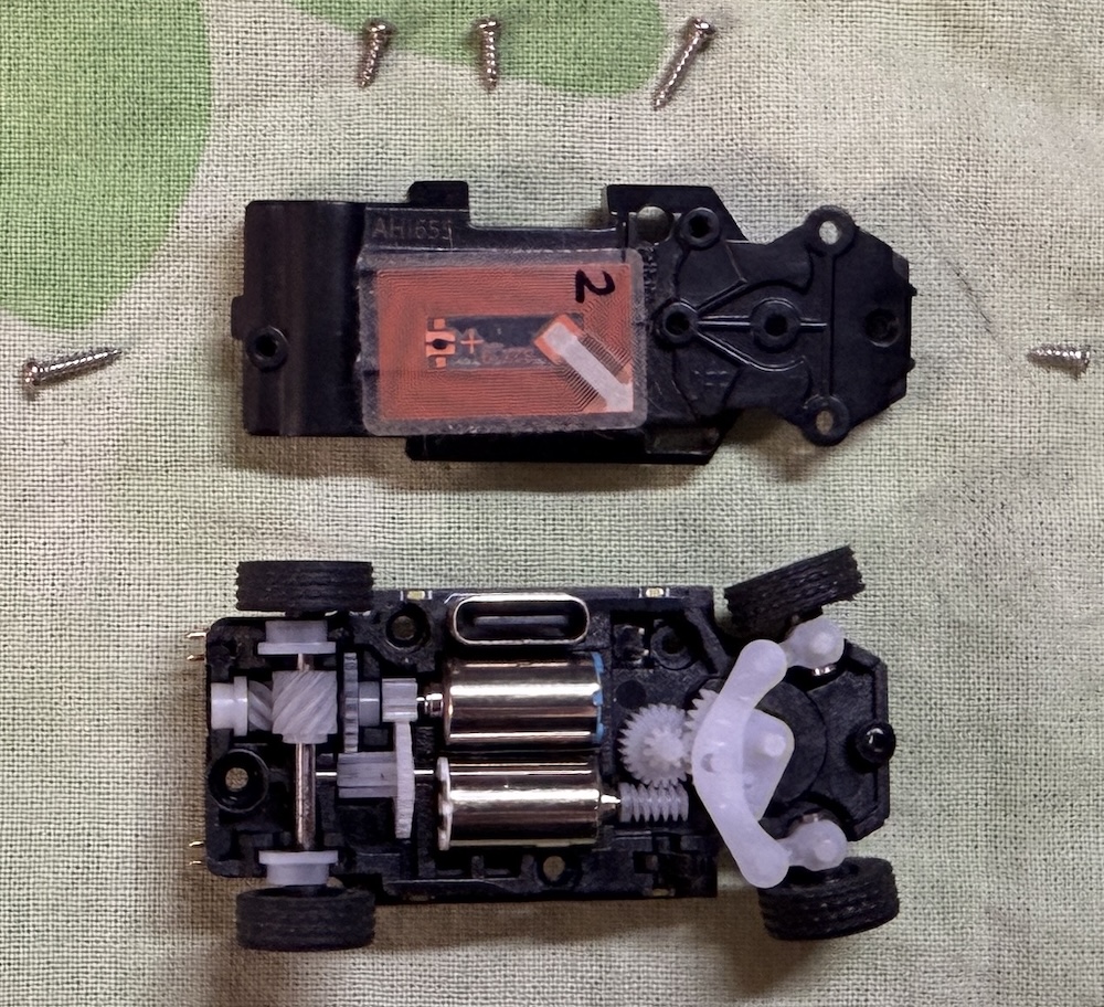 Châssis Turbo Racing C76 ouvert montrant la batterie, le moteur, les engrenages et la direction