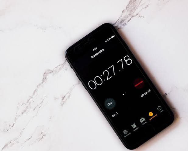 iPhone affichant le chronomètre utilisé pour compter les tours manuellement