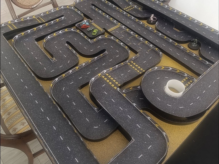 Circuit RC miniature de Criso, avec de nombreux virages rapprochés et plusieurs niveaux de piste