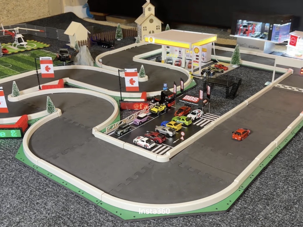 Circuit RC miniature FastandFunRC avec tuiles en mousse rigide, station-service, stands et feux de départ