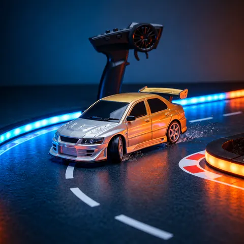 Voiture RC miniature en virage et radiocommande en main