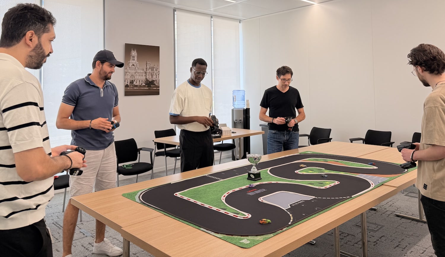 Pilotes réunis autour d’un circuit RC 1/76 à Paris