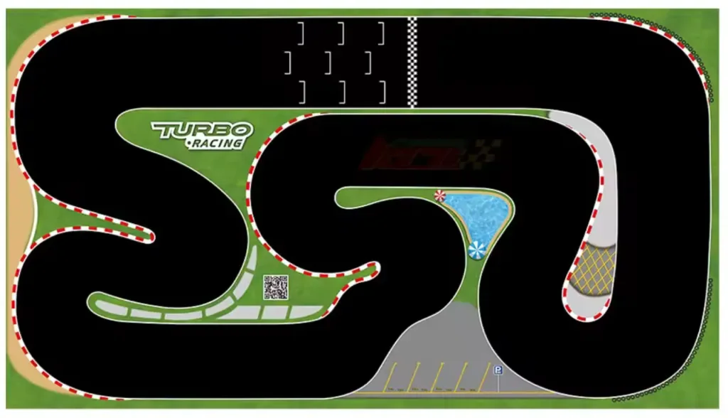 Plan d’un tapis de course Turbo Racing avec chicane, zone de stand et plan d’eau décoratif